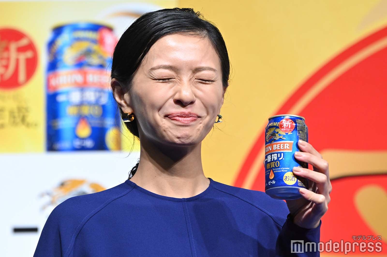 新商品を味わう榮倉奈々 （C）モデルプレス