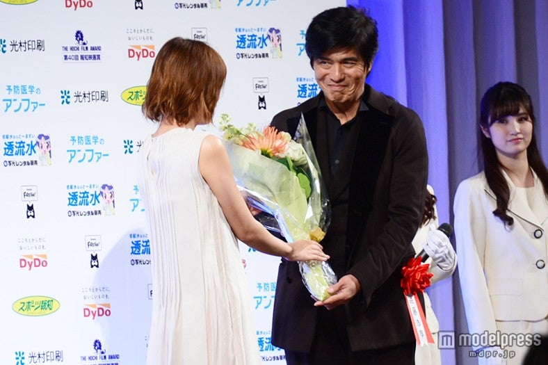 佐藤浩市（右）に花束を贈呈する本田翼（左）