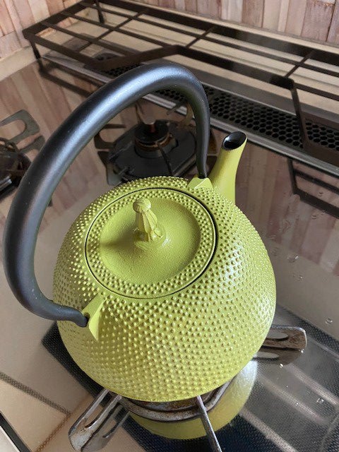 南部鉄瓶です。静かに沸騰します。かなり熱くて、重いので慎重に慎重に使っていますが、お茶やコーヒーの味が、なんというかまろやかになるのです。カドが取れる、感じです（提供写真）