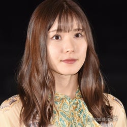 松岡茉優、ブラウンリップが主役の“こなれ顔”メイクに注目<ヘアメイク・ファッション分析>
