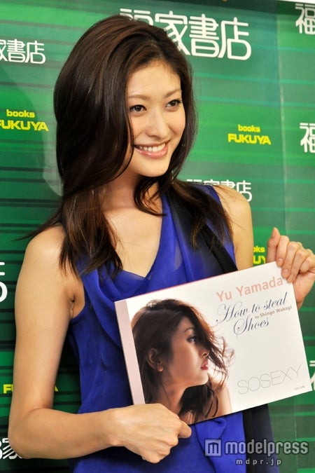 山田優　写真集　How to steal Shoes SOSEXY 直筆サイン 山田優 写真集 How to steal Shoes SOSEXY 直筆サイン（山田優