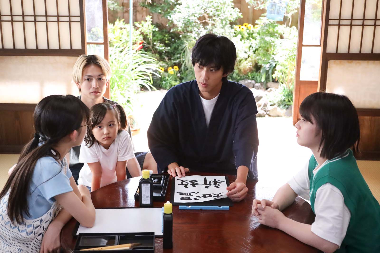 （左から）近藤華、綱啓永、宮崎莉里沙、杉野遥亮、豊嶋花「ばらかもん」第4話より（C）フジテレビ