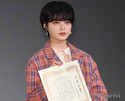 欅坂46平手友梨奈ら、サプライズに驚き “卒業証書”受け取り笑顔溢れる<響 -HIBIKI->