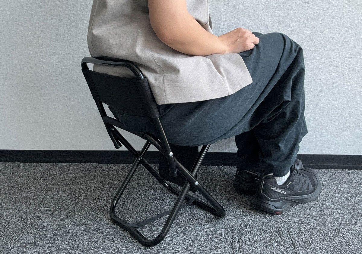 男性がダイソーのレジャー椅子に座って使用している様子