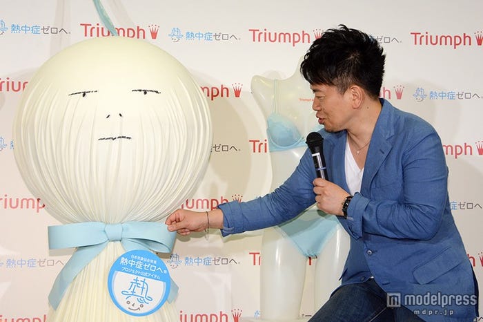 巨大てるてる坊主に相方・蛍原徹の顔を描いた宮迫博之