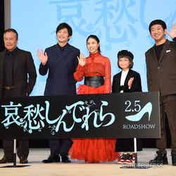 （左から）石橋凌、田中圭、土屋太鳳、COCO、渡部亮平監督（C）モデルプレス