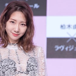 柏木由紀 スタイル抜群な 秋らしいワンピース ショット披露 大人っぽくて可愛い モデルプレス