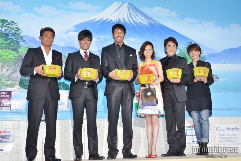 【左から】宍戸開、北村一輝、阿部寛、上戸彩、市村正親、ヤマザキマリ（原作者）