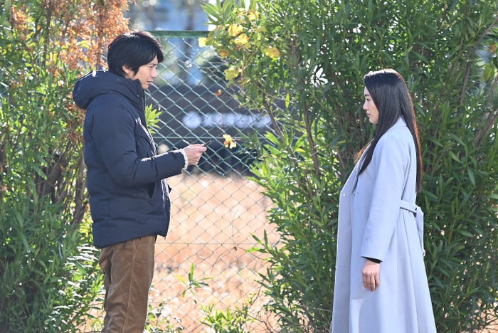 (左から)向井理、仲間由紀恵(C)カンテレ