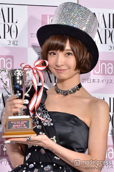 「ネイルクイーン2012」のアーティスト部門を受賞時の篠田麻里子