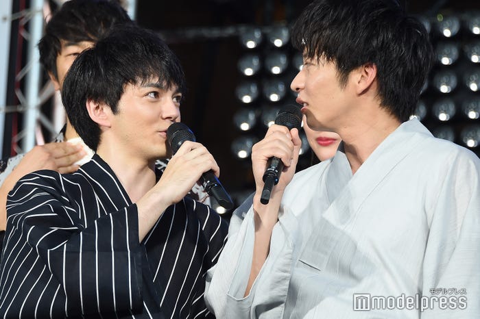 田中圭(右)と「平成最後の満月の夜」に語り合ったことをアピールする林遣都(左)/(C)モデルプレス
