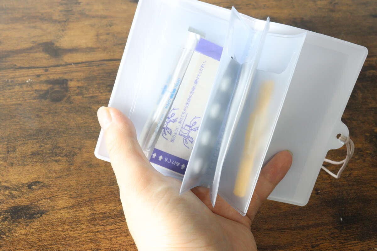 マルチホルダーのポケットに常備薬や綿棒を収納している マルチホルダーのポケットに常備薬や綿棒を収納している