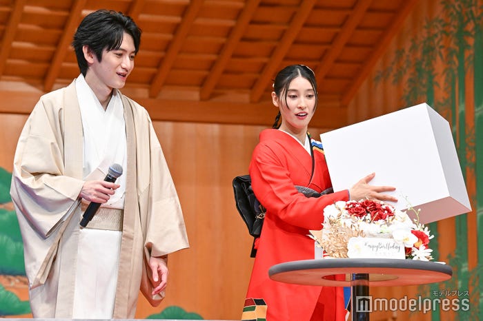 本郷奏多、土屋太鳳(C)モデルプレス