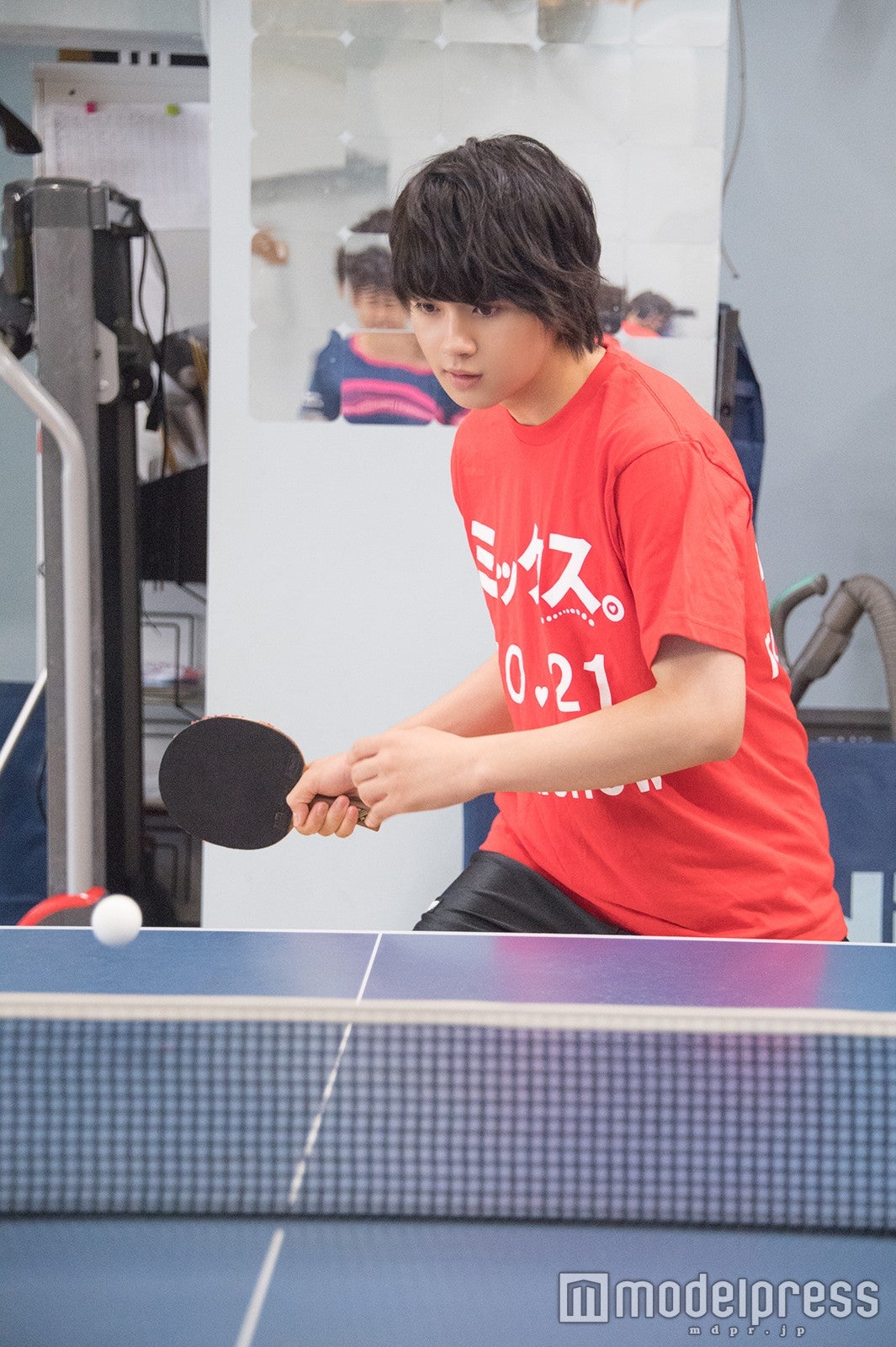 卓球の練習に励む佐野勇斗（C）モデルプレス