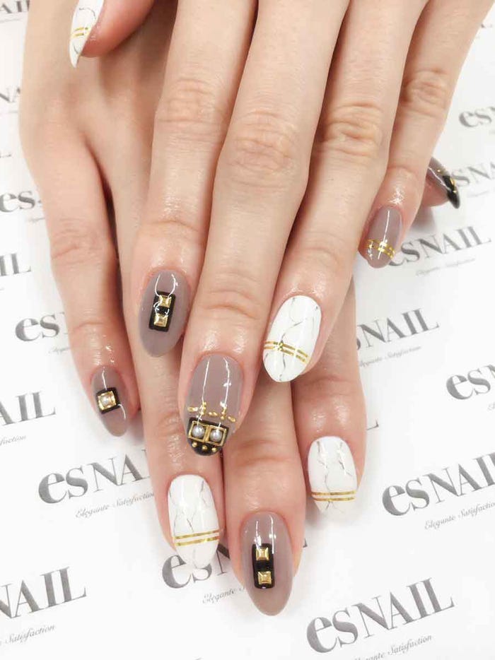 ゴールドのストーンとラインがゴージャス/画像提供:esNAIL