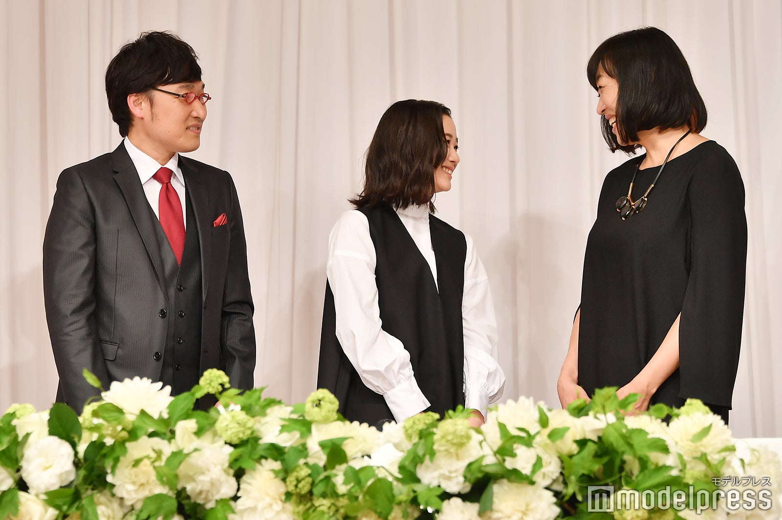 山里亮太、蒼井優、山崎静代（C）モデルプレス