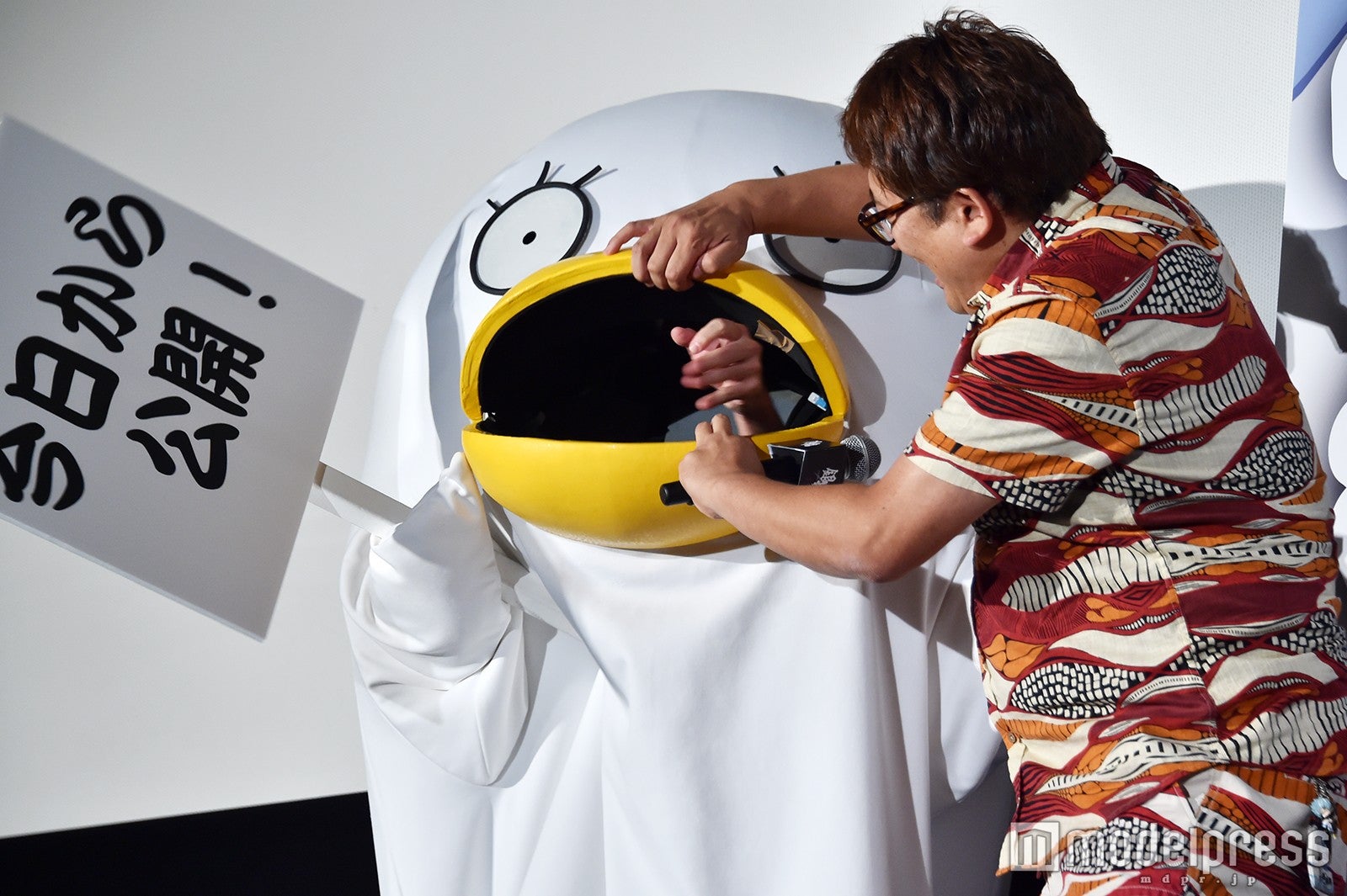 山田孝之が入ったきぐるみの口をこじ開ける福田雄一監督 （C）モデルプレス