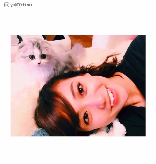 けむしちゃんとじゃれる大島優子/Instagramより