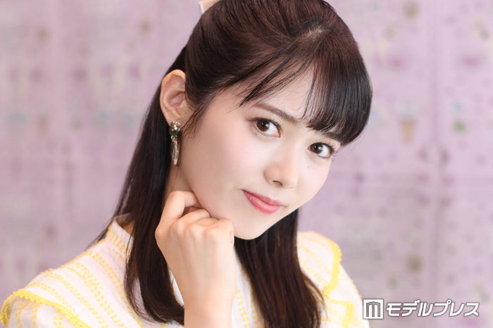 谷尻萌、“超ミニ”花柄ワンピで大胆美脚見せ「眼福すぎる」「圧巻のスタイル」とファン悶絶