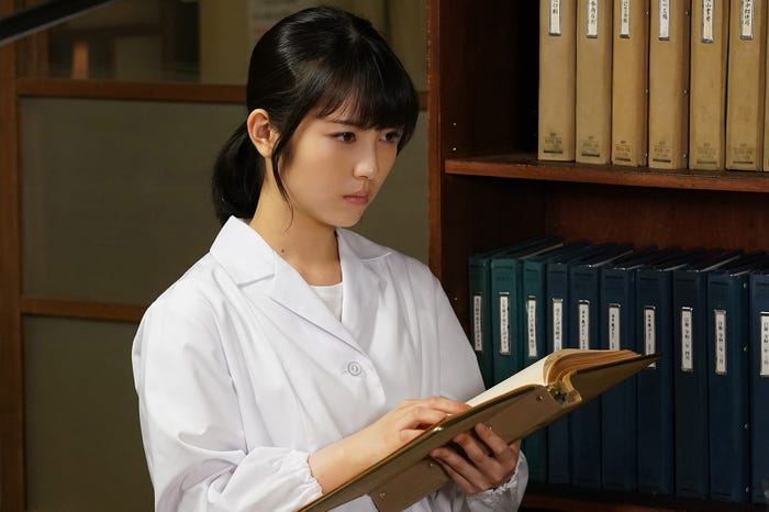 浜辺美波「私たちはどうかしている」第2話より(C)日本テレビ