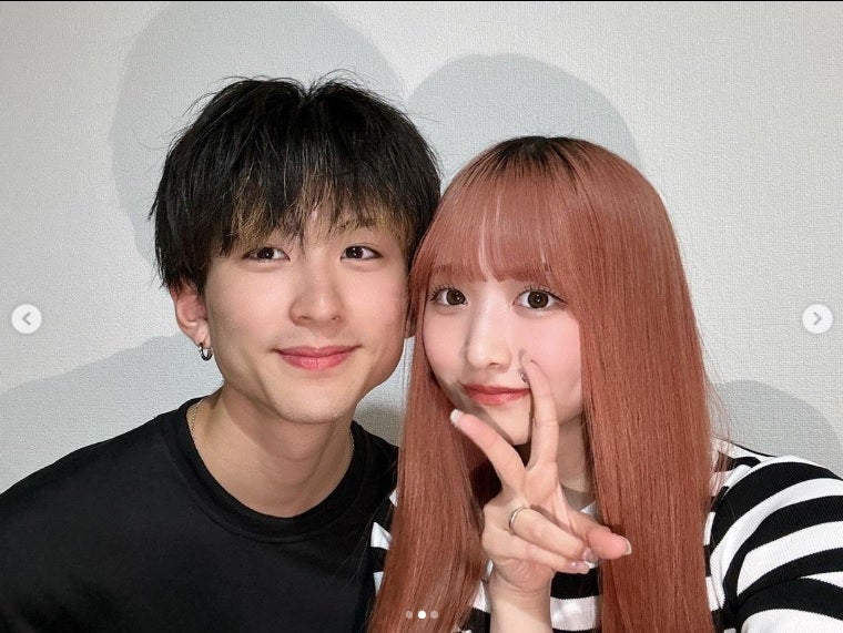 頬を寄せ合い密着するまえだしゅん＆重川茉弥夫婦／まえだしゅん公式Instagramより