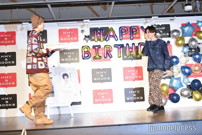瀬口黎弥、八木勇征へ誕生日サプライズ(C)モデルプレス