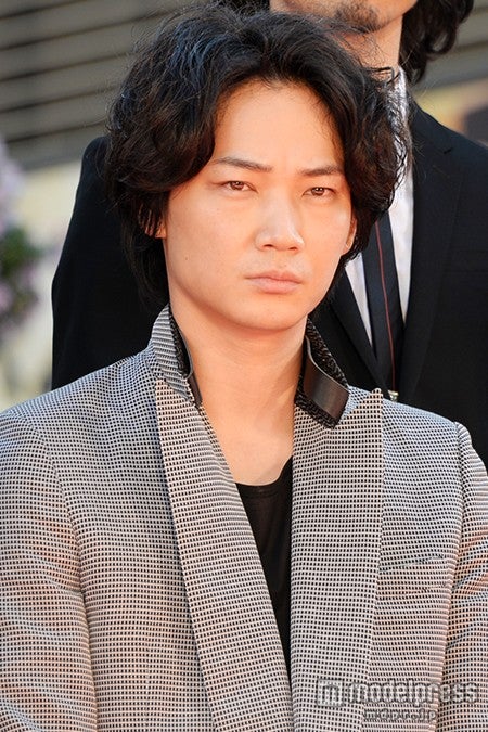 綾野剛 金髪姿が やっぱりカッコいい と反響 ヘアスタイルの変化に注目 モデルプレス 綾野剛 金髪姿が やっぱりカッコいい と反響 ヘアスタイルの変化に注目 モデルプレス