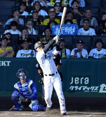 阪神 森下が反撃の一発 CSで4年連続本塁打、自身の持つNPB記録更新 2点を追う五回に豪快な左越えソロ