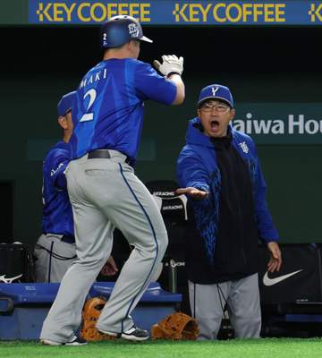 DeNA 相川監督が初回＆初球リクエスト成功の珍事 一回裏の守備で死球判定がファウルに覆る 東京ドームがざわつく