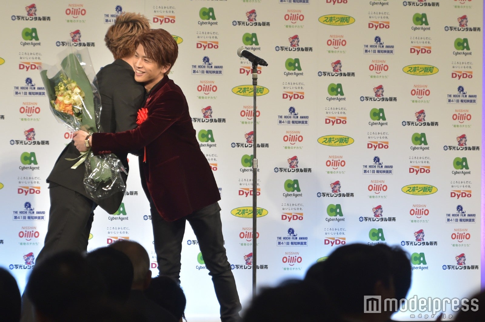 三代目jsb岩田剛典 受賞に登坂広臣がサプライズで駆けつけ熱い抱擁 第41回報知映画賞 モデルプレス 三代目jsb岩田剛典 受賞に登坂広臣がサプライズで駆けつけ熱い抱擁 第41回報知映画賞 モデルプレス