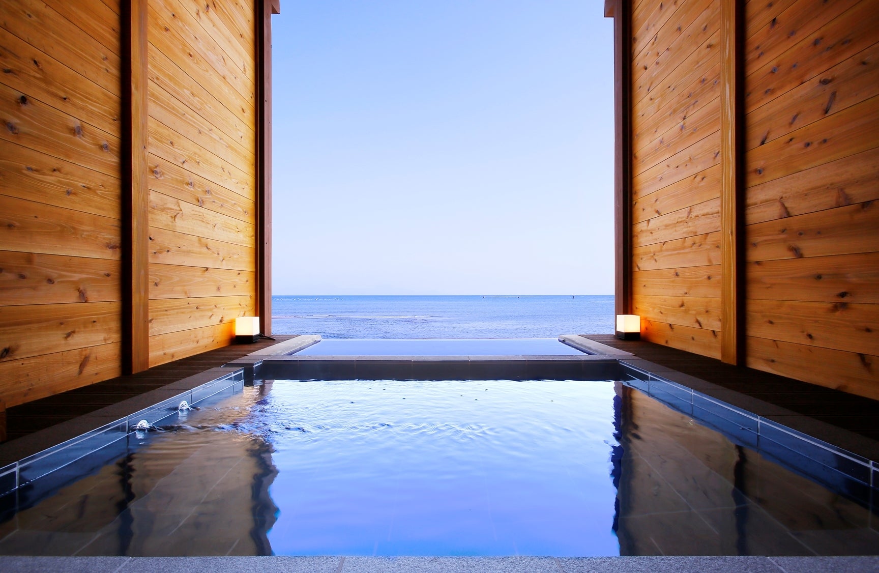 貸切露天 海と空に浮かぶ 海音～かのん／画像提供：ホテル南風楼