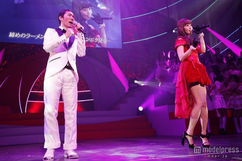 写真左から：映像プロデューサー・北川謙二氏、小嶋陽菜（C）AKS