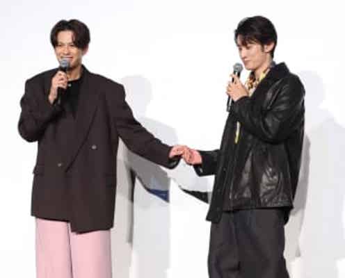 向井康二、森崎ウィンに突然手つなぎし動揺させる 「ドキドキするからやめて!」の“反撃”にもニヤリ「手をつないでほしいのかなって」