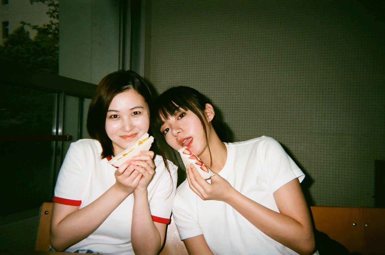 山口まゆ＆池田エライザ（C）2022『真夜中乙女戦争』製作委員会