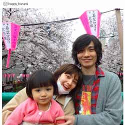第2子妊娠を発表した山口尚美（中央）、夫・永井聖一、長女との家族写真／長女はるみちゃんInstagramより
