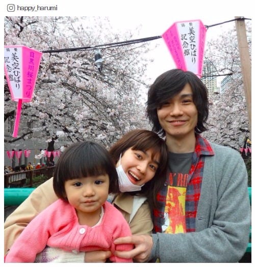 第2子妊娠を発表した山口尚美（中央）、夫・永井聖一、長女との家族写真／長女はるみちゃんInstagramより