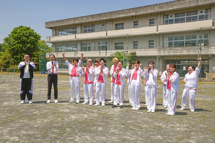 (左から)長谷川忍、田中卓志、大倉士門、土屋神葉、猪狩蒼弥、横川尚隆、水谷隼、小宮璃央、安藤美姫、黒木ひかり、松平璃子、なえなの、千葉恵里、丸山礼、福岡みなみ、やす子(C)フジテレビ