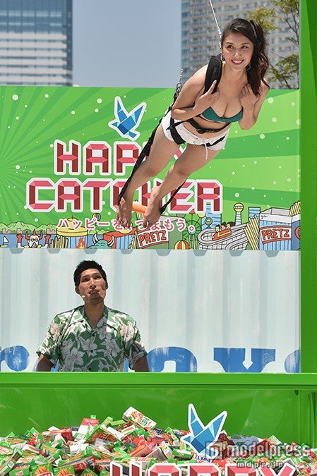 橋本マナミ、美バストあらわのビキニ姿で“宙吊り”にされ興奮＆ハグで「大好き」