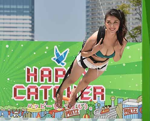 橋本マナミ、美バストあらわのビキニ姿で“宙吊り”にされ興奮&ハグで「大好き」