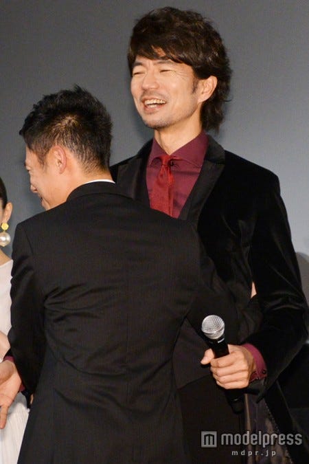 仲村トオル(奥)と伊藤淳史(前)