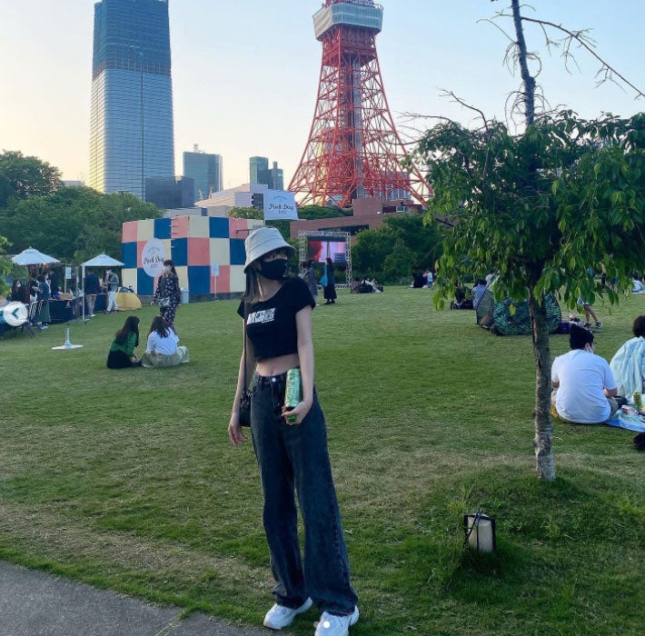 くれまぐ・浅見めい、ミニ丈Tで美くびれチラリ「これは優勝」「女神降臨」の声