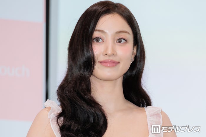TWICEジヒョ、美くびれ際立つ衣装×スモーキーグリーンのアイメイク姿披露「鍛えられてて綺麗」「クールビューティー」