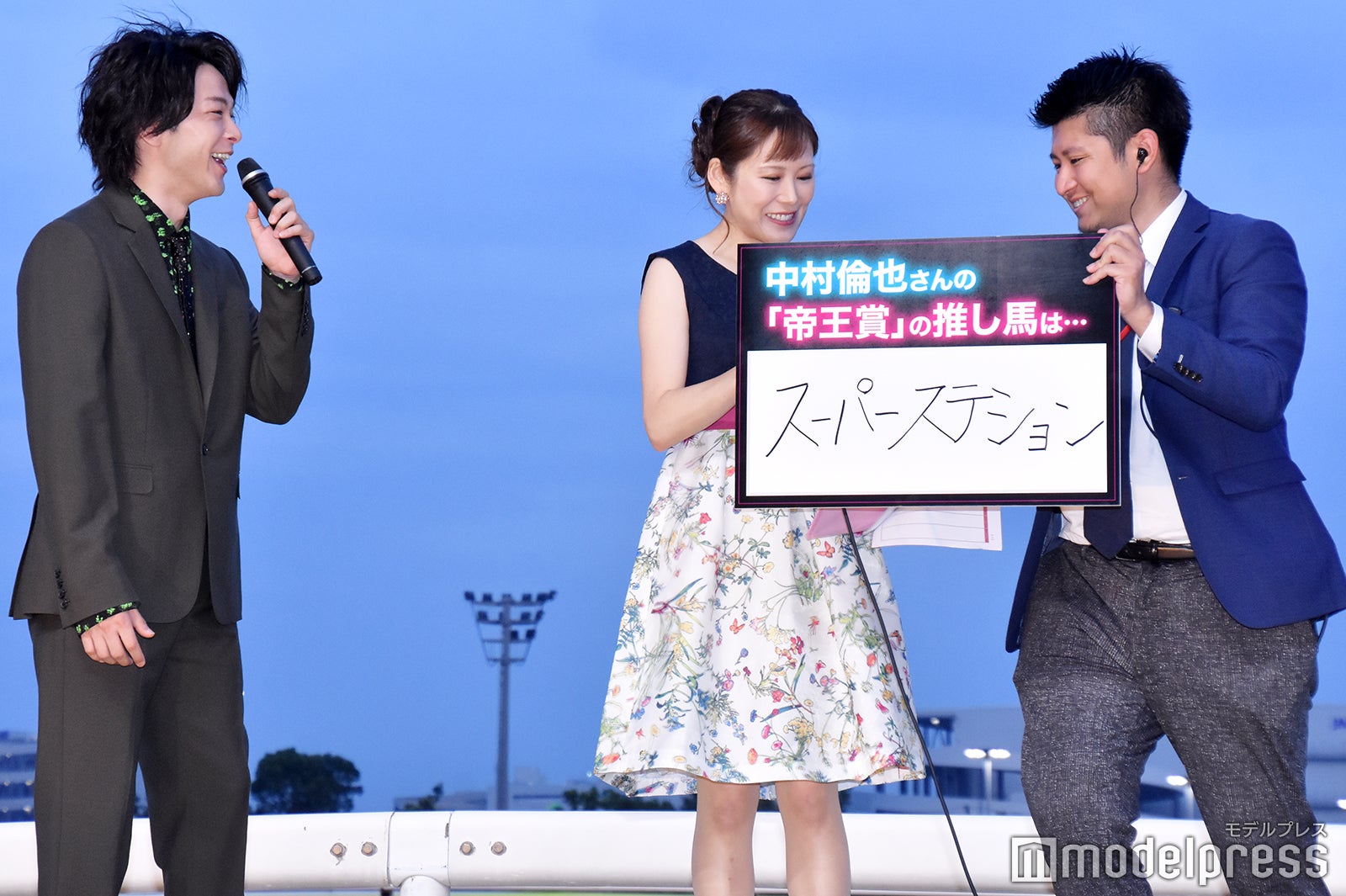 （左）中村倫也（C）モデルプレス