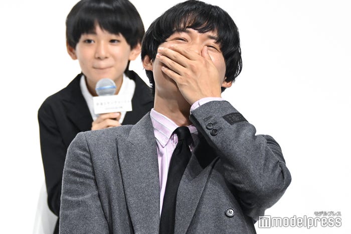 上田悠斗が自身のファンだと知り驚く松村北斗(C)モデルプレス
