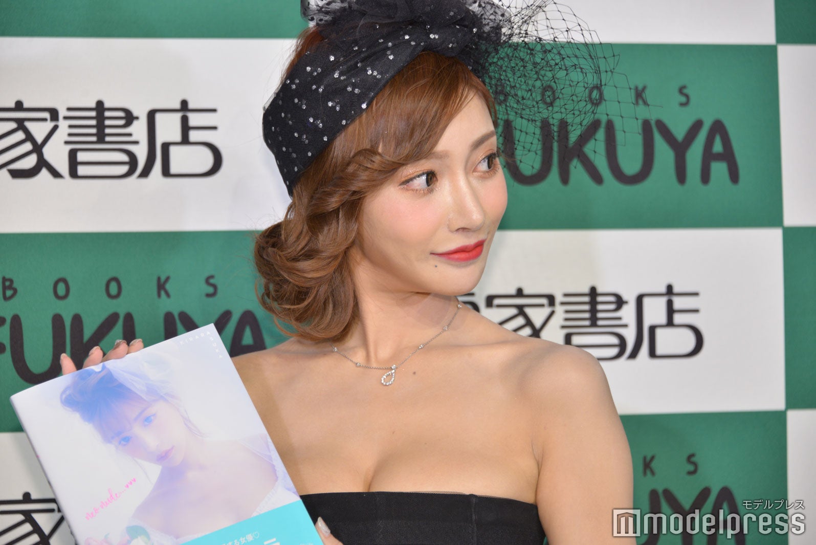 エレガントなヘアスタイルに黒のヘッドドレスを合わせた明日花キララ（C）モデルプレス