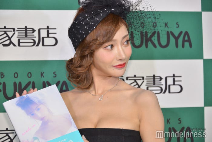 エレガントなヘアスタイルに黒のヘッドドレスを合わせた明日花キララ(C)モデルプレス