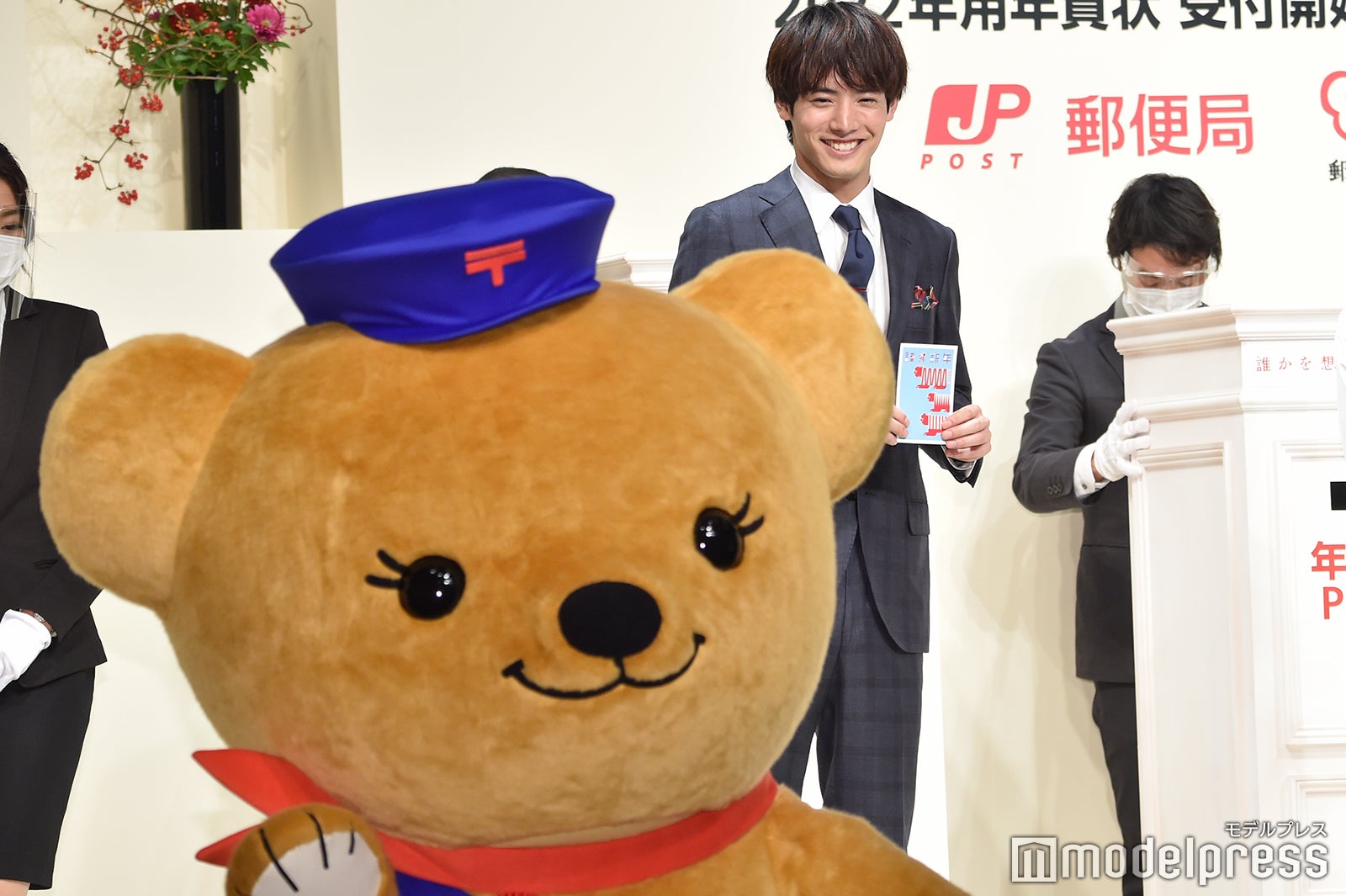 ぽすくまから目が離せない赤楚衛二（C）モデルプレス