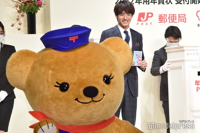 ぽすくまから目が離せない赤楚衛二(C)モデルプレス