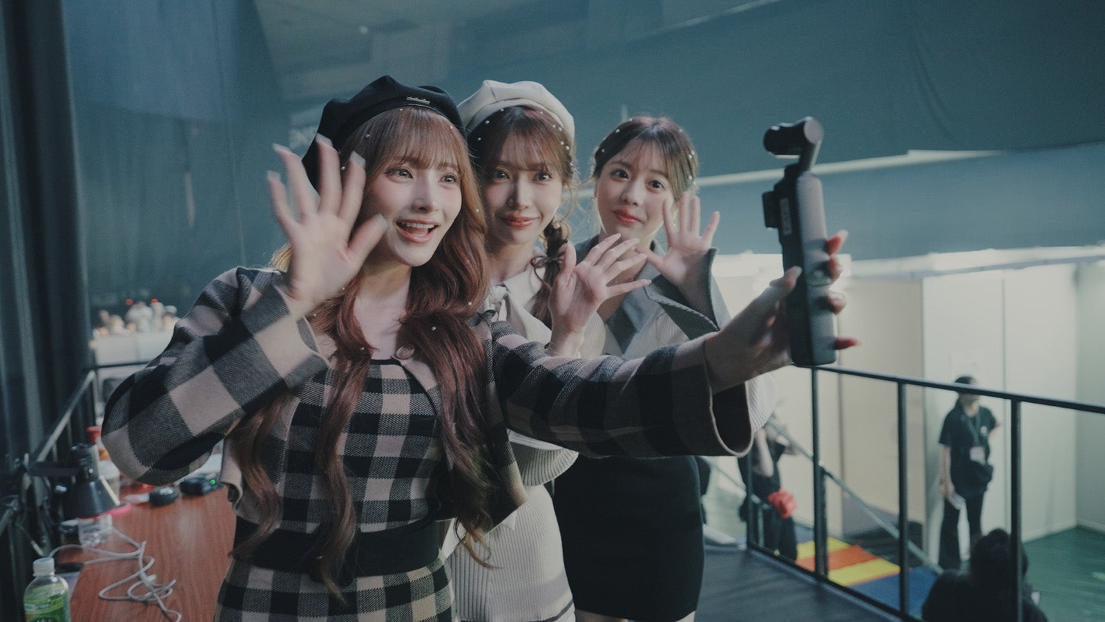 （左から）まみ、飛鳥、桜咲みお（提供写真）