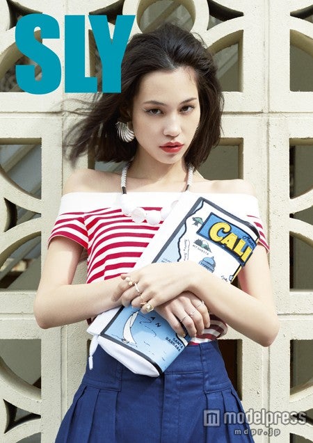 水原希子のヘルシー美脚に釘付け リラックス感が魅せる女性らしさとは